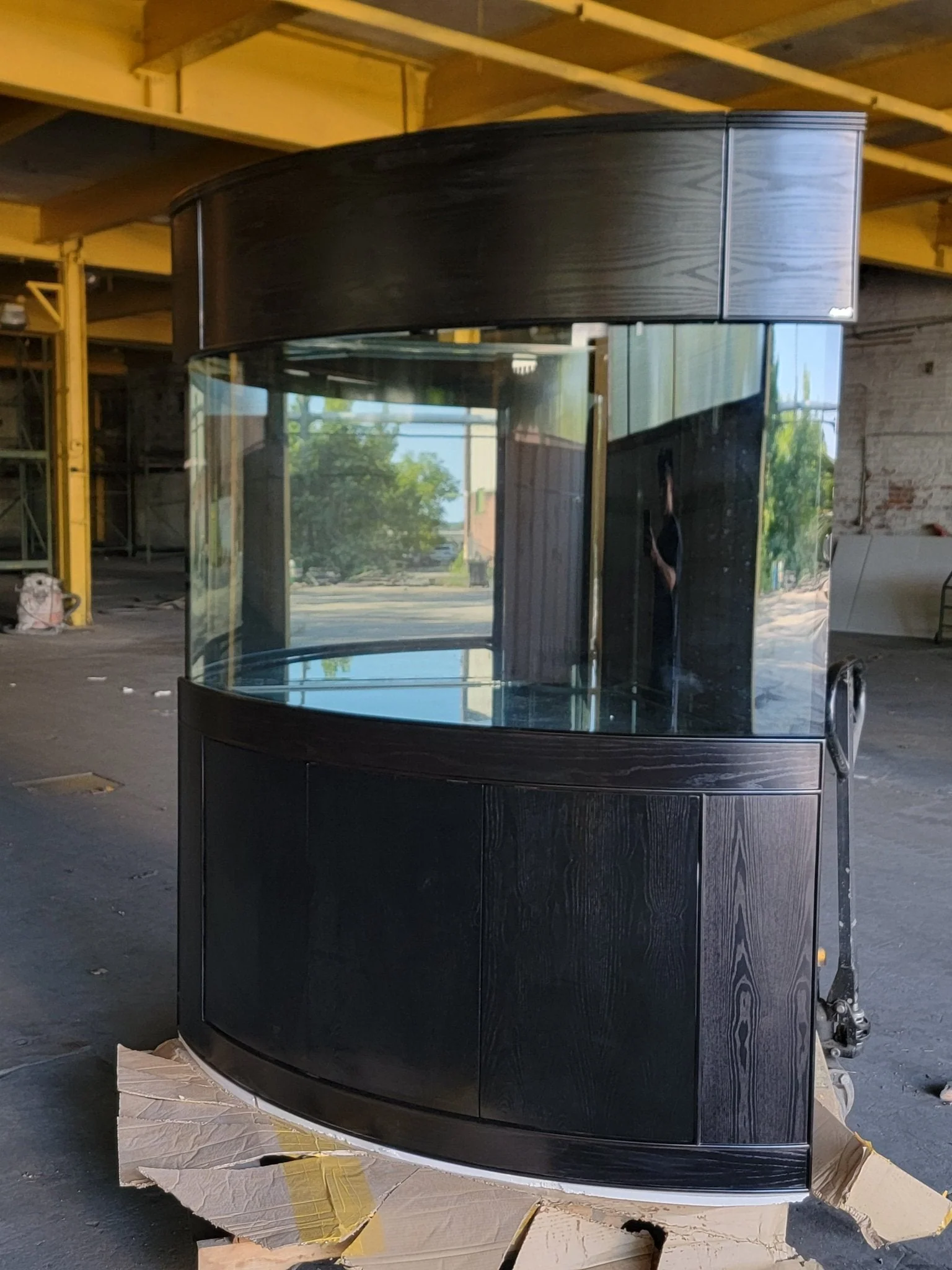 250g Corner ¼ Cylinder Glass Aquarium Ensemble in Abyss Black - Image 8