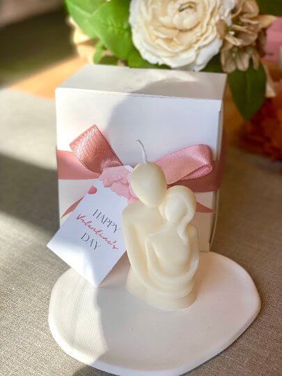 Cuddling Couple Handmade Scented Candle for Cozy Moments - Image 3