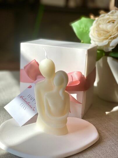 Cuddling Couple Handmade Scented Candle for Cozy Moments - Image 4
