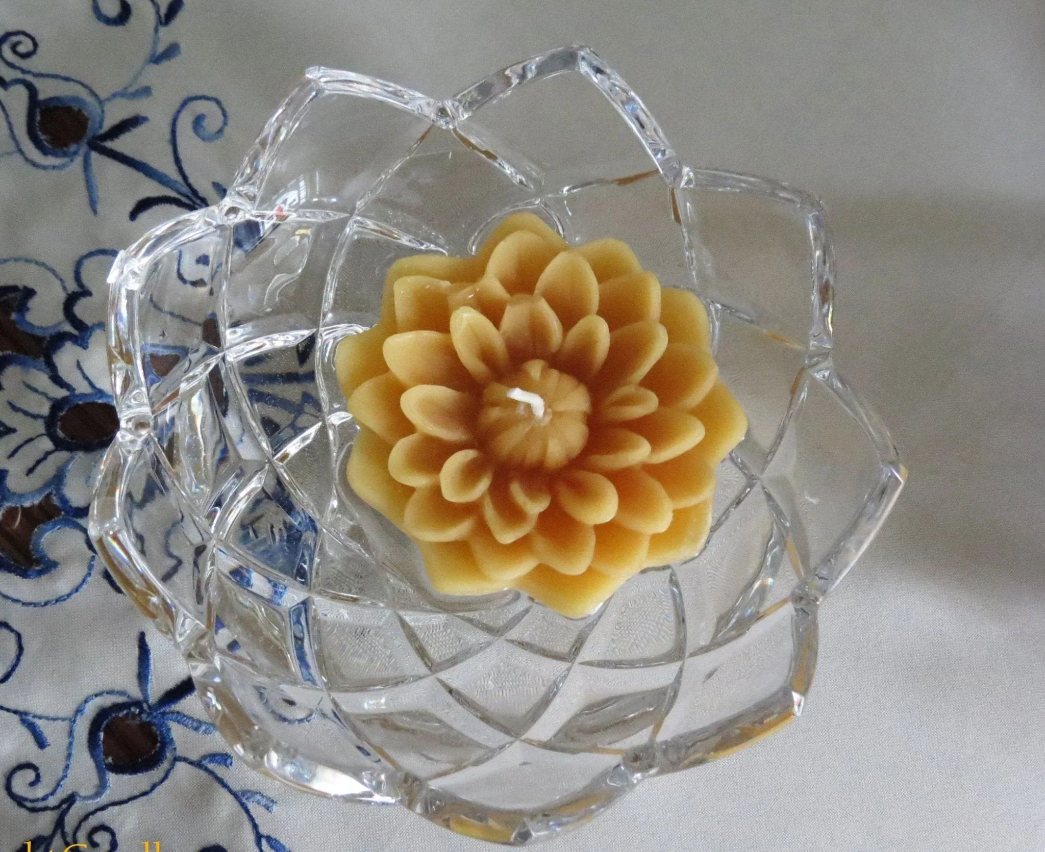 Exquisite Flower Floating Beeswax Candle - Image 3