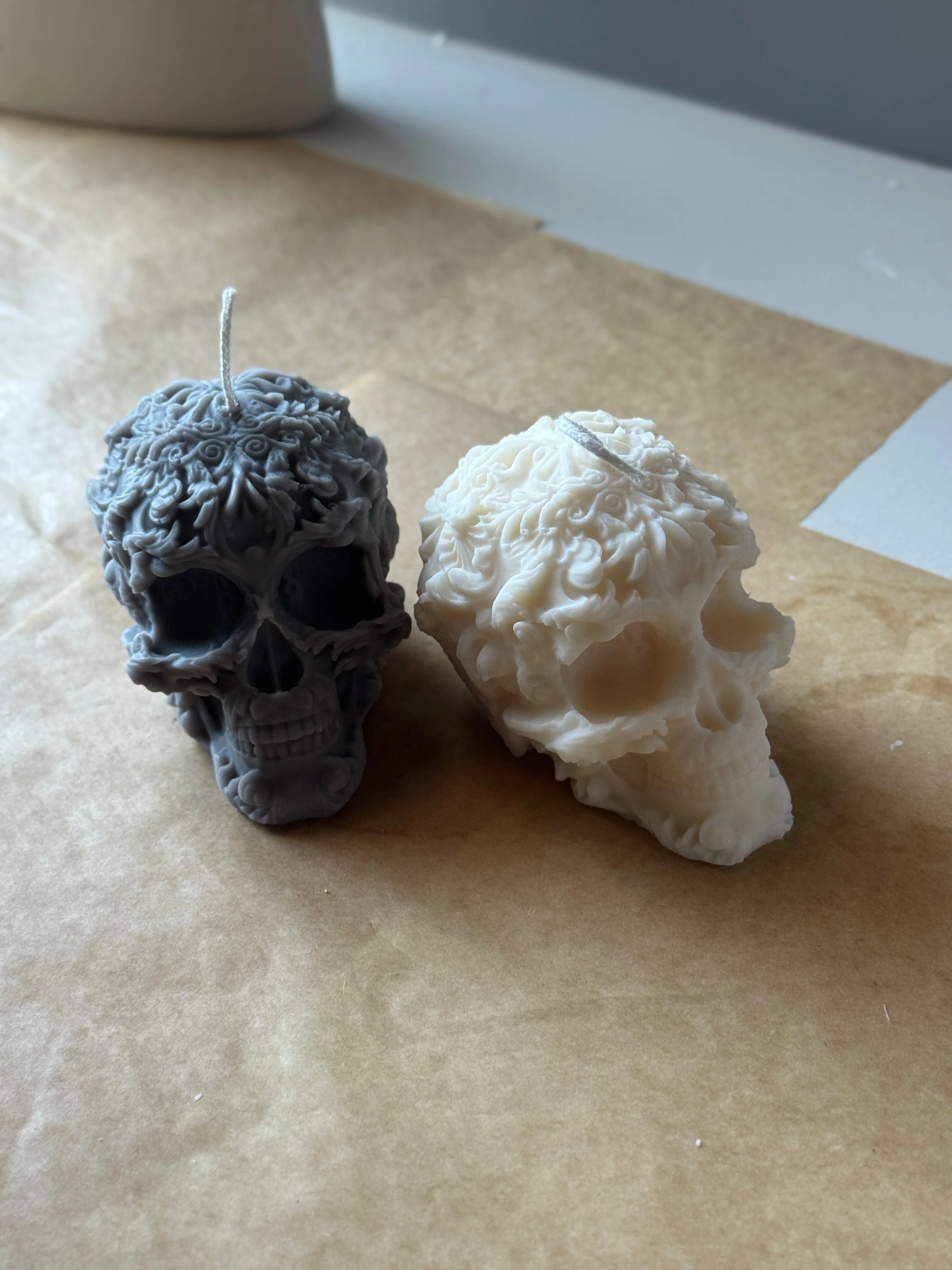 Handmade Skull Candle with Floral Details – Custom Colors & Scents for a Unique Touch - Image 2