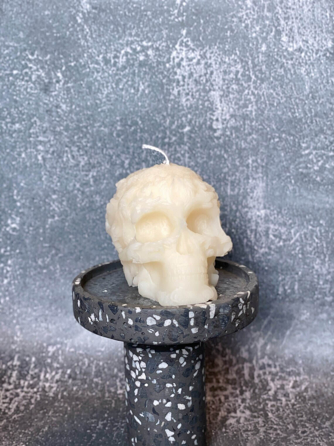 Handmade Skull Candle with Floral Details – Custom Colors & Scents for a Unique Touch - Image 4
