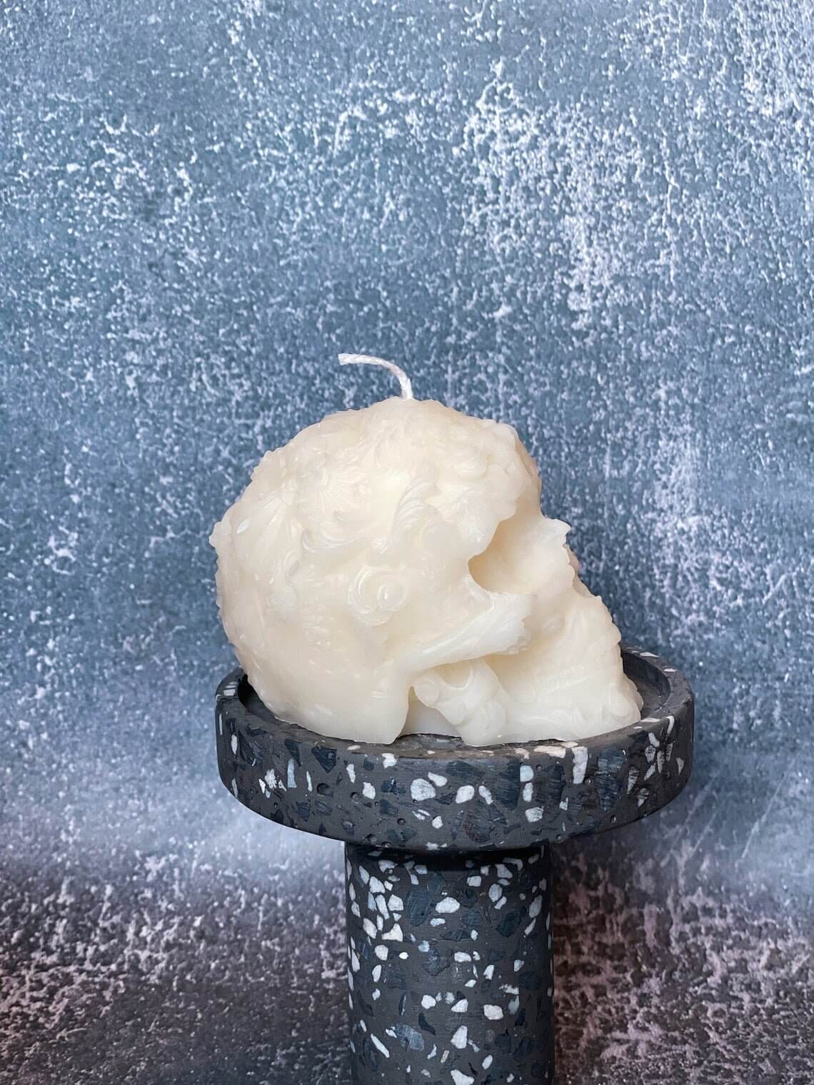 Handmade Skull Candle with Floral Details – Custom Colors & Scents for a Unique Touch - Image 5