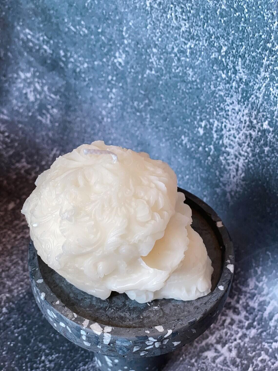Handmade Skull Candle with Floral Details – Custom Colors & Scents for a Unique Touch - Image 6