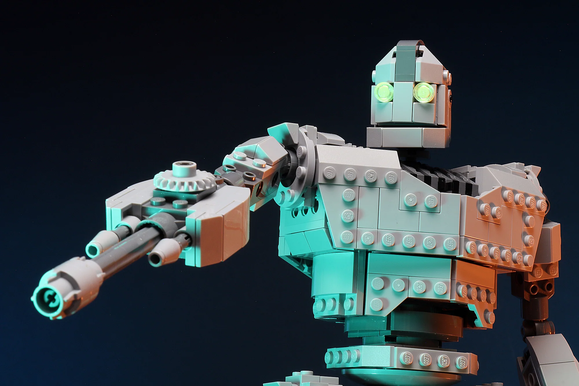 Iron Giant - Custom MOC made using LEGO parts - Image 3
