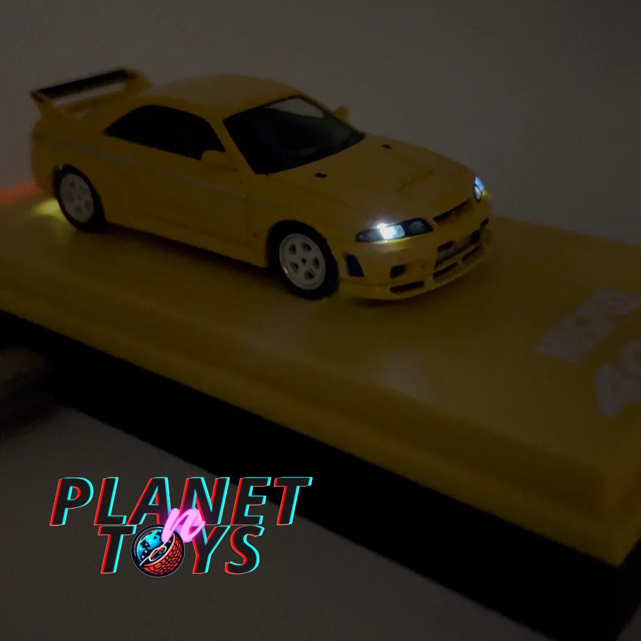 Kyosho 1:64 Nissan Nismo 400 R with MOTN LED Base Compatible – Yellow - Image 6