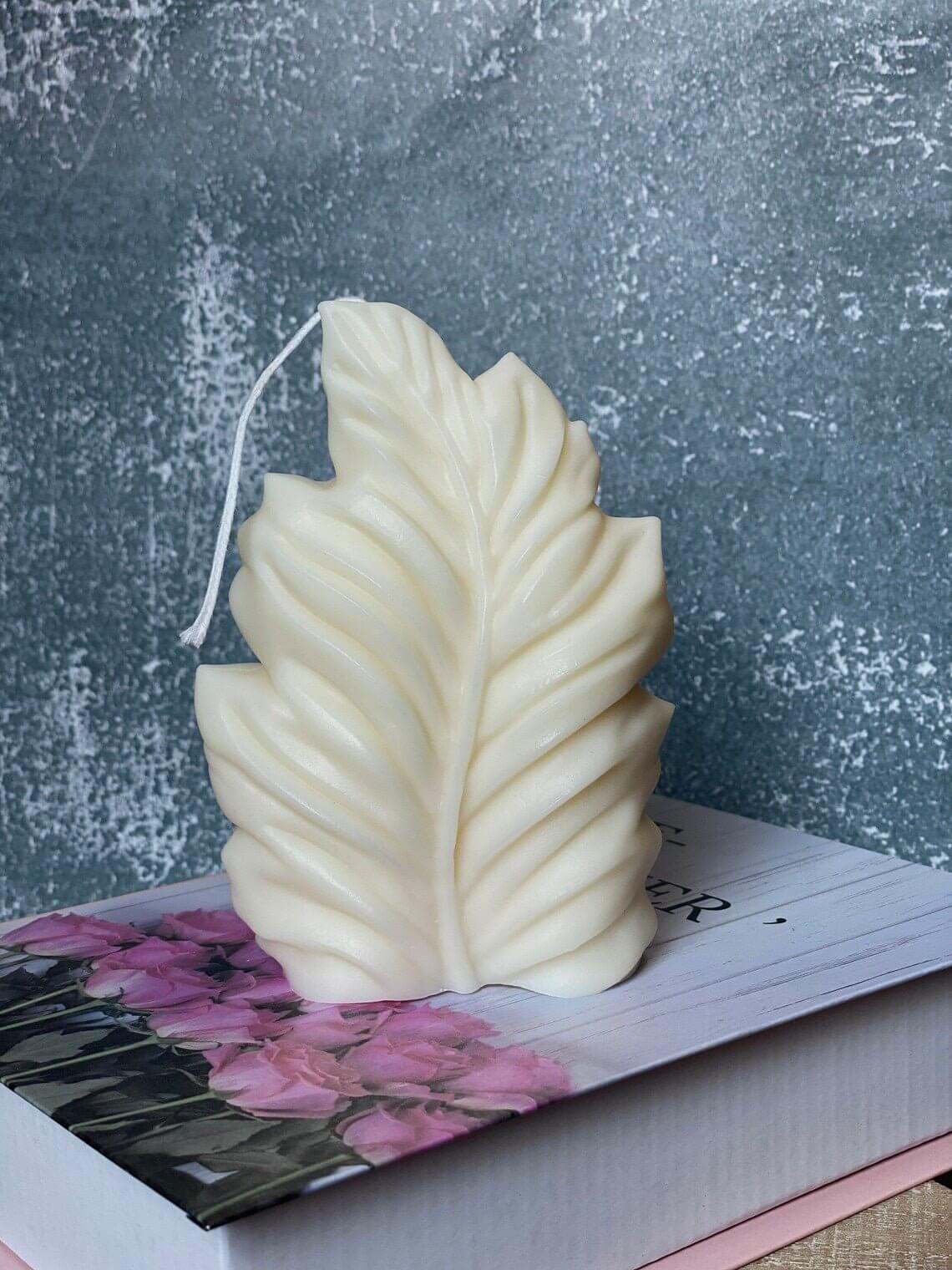 Minimalist Feather Design Candle - Image 2
