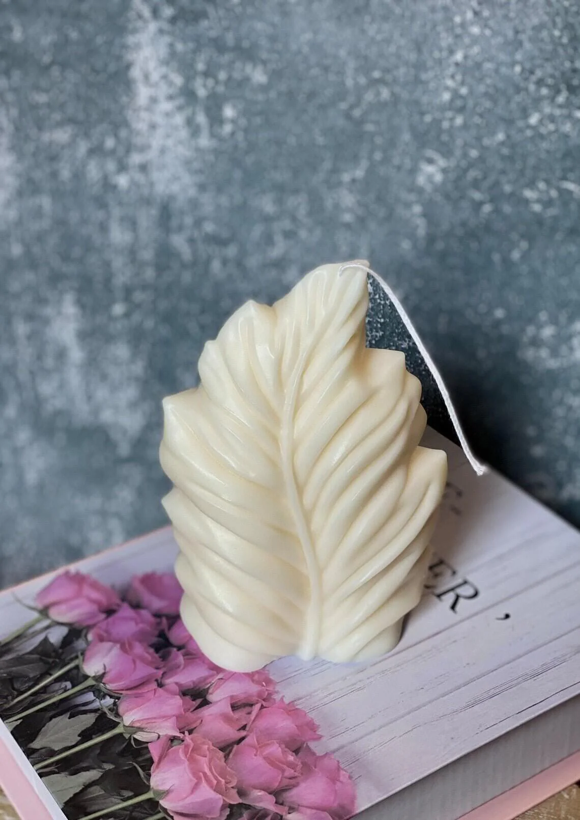 Minimalist Feather Design Candle - Image 3