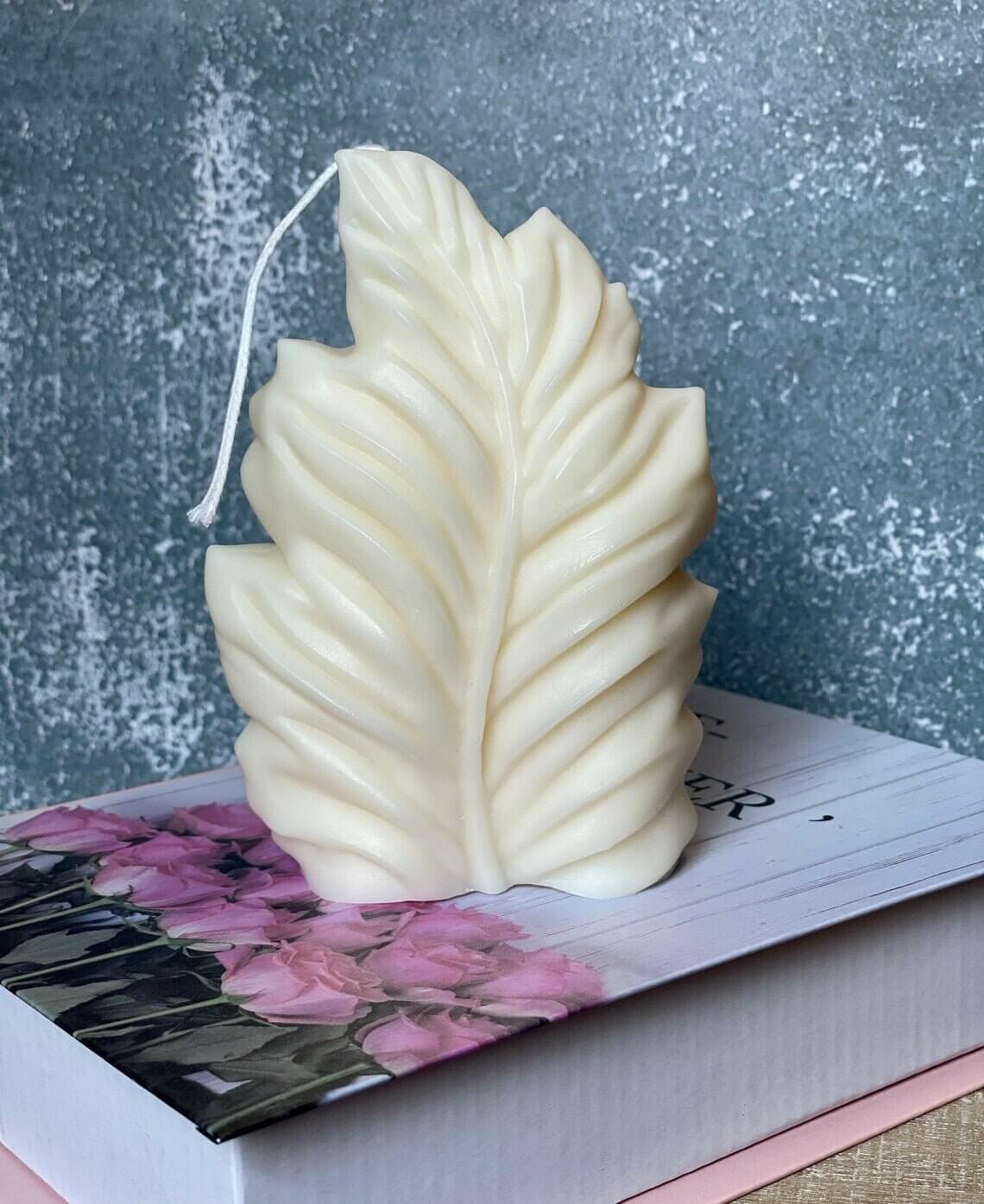Minimalist Feather Design Candle - Image 4
