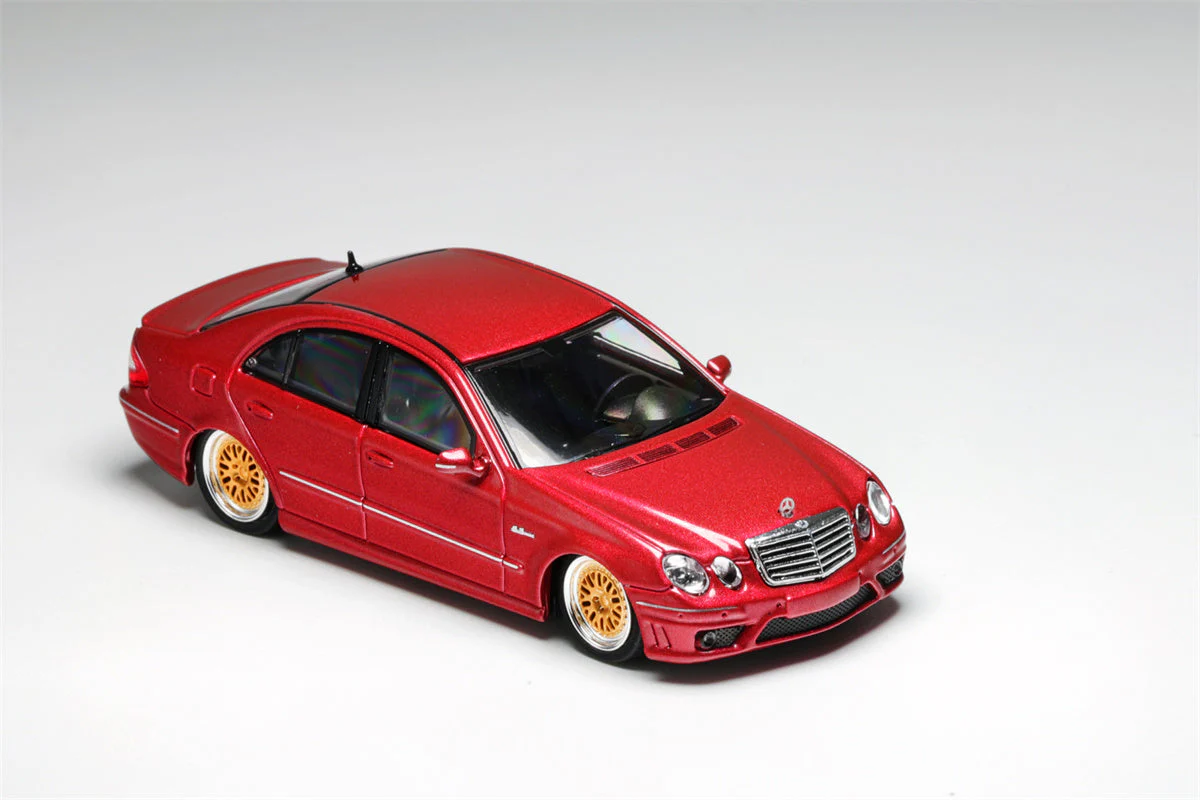 MK Model Mercedes-Benz E63 AMG W211 Lowered Red 1:64 - Image 4
