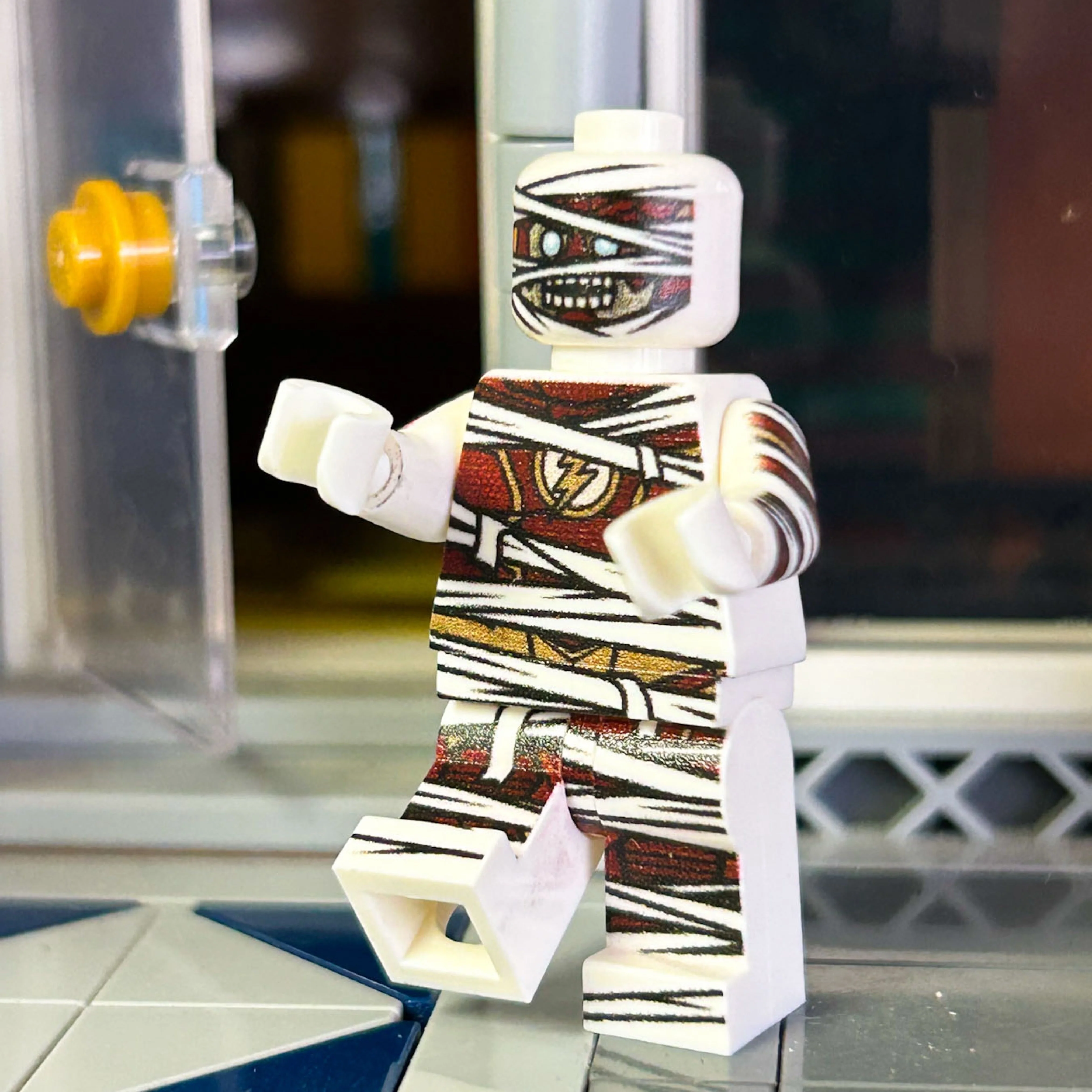 RED SPEEDSTER as Mummy Minifig - Image 2