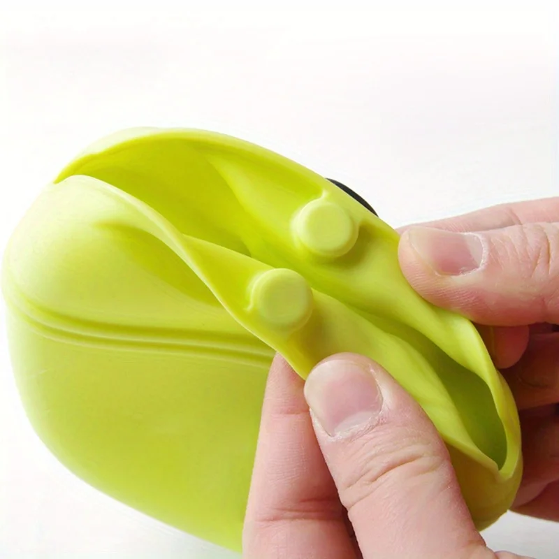 Silicone Dog Treat Bag – Waterproof Portable Training Pouch with Magnetic Clip - Image 4